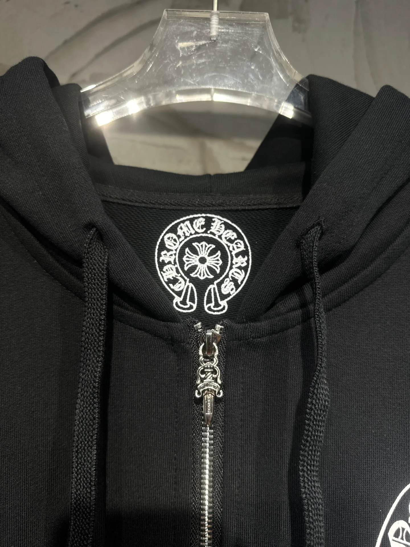 Q31—P230 -Chrome Hearts/Chrome Hearts printed zipper sweatshirt cardigan jacket -420 grams of high-density, high-quality wool, soft, delicate and skin-friendly, soft and silky to the touch, warm and skin-friendly -The hardware and zipper accessories are all customized with full details -Colour: black -Size: S M L XL